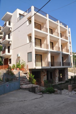 Nikos Hotel and Apartments